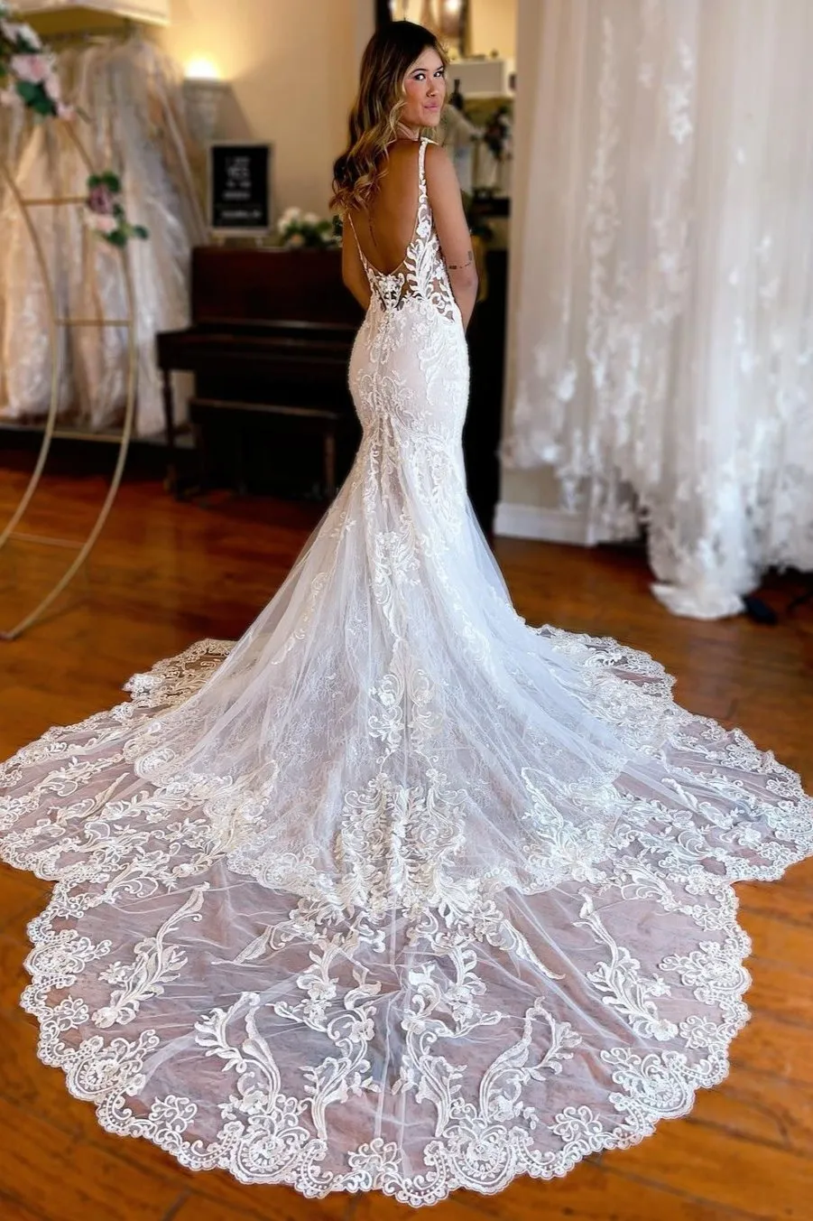 Charming Mermaid Lace Wedding Dresses with Appliques VK111503